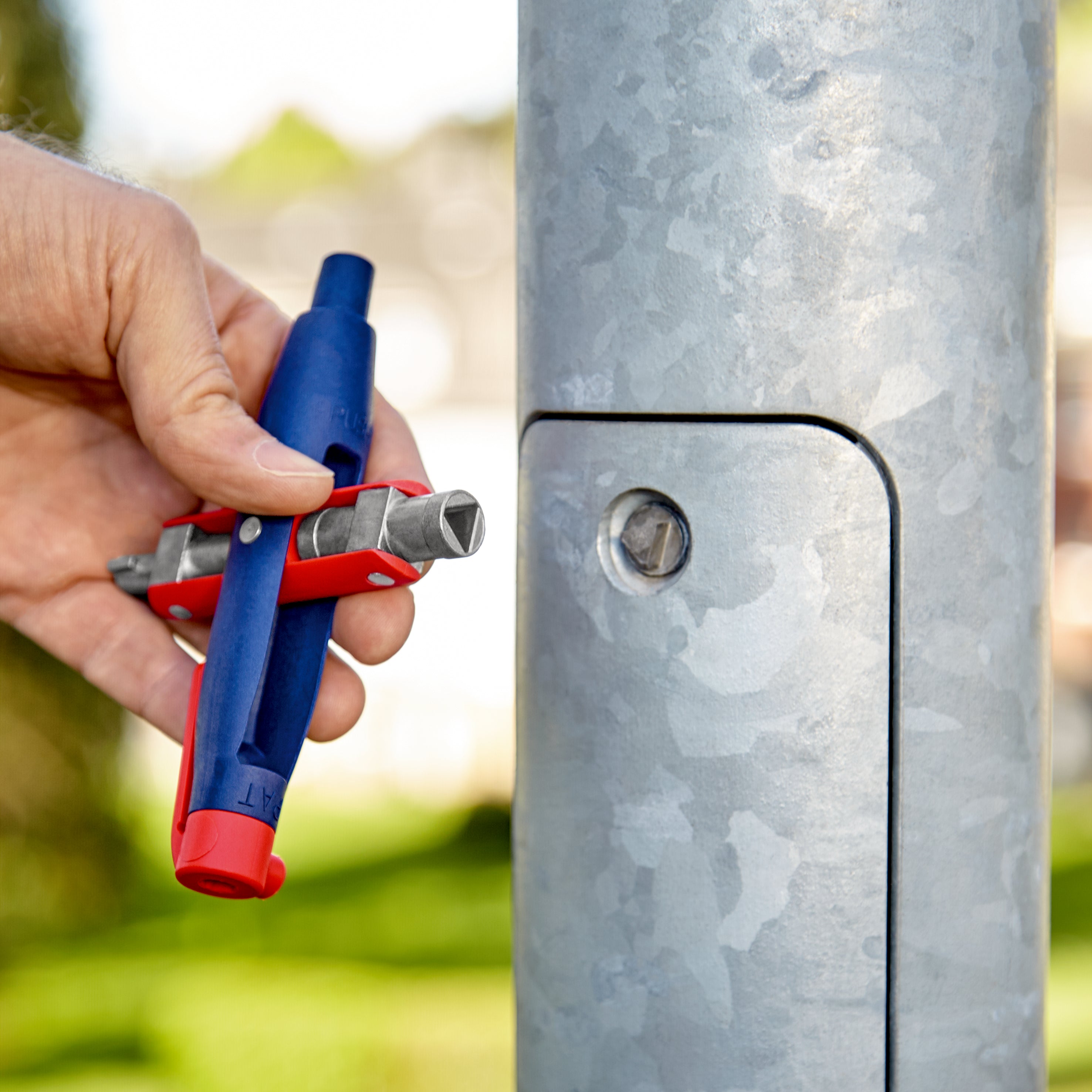 KNIPEX Apparatskåpsnyckel för vanliga skåp- och avstängningssystem 145 mm